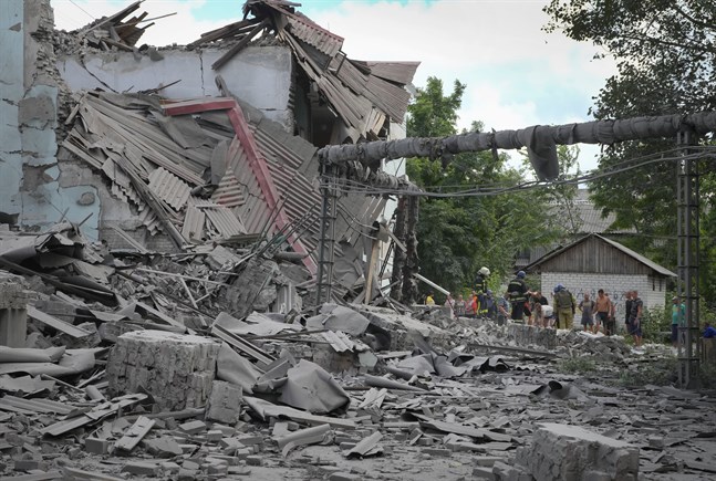 En bombad byggnad i Lysytjansk i östra Ukraina. Bilden togs i mitten av juni.