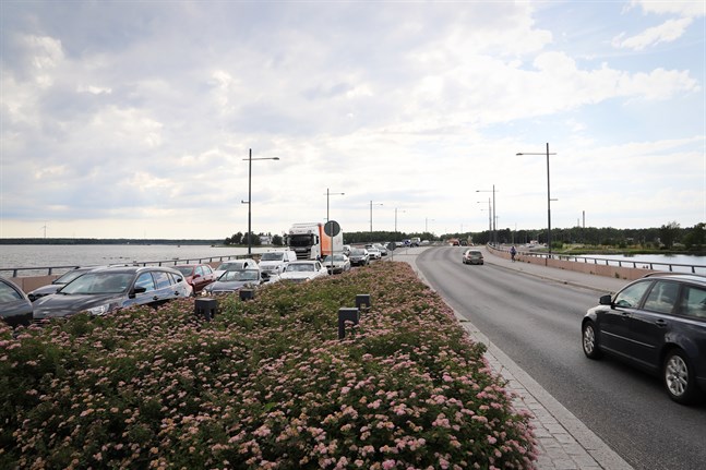 Det uppstår långa köer när passagerarna från Aurora Botnia ska ta sig från hamnen till centrum. I måndags ringlade sig kön ända till Sandö.