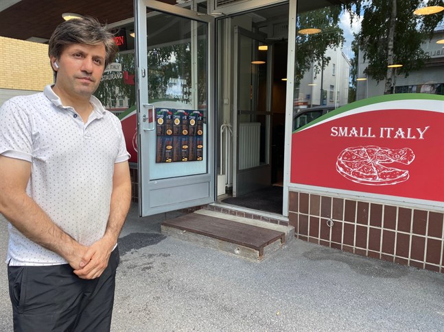 Salahddin Parikhan flyttade i förra veckan sin restaurang Small Italy till Nykarleby där han i likhet med i Esbo planerar hålla nattöppet då allt och alla är på plats.