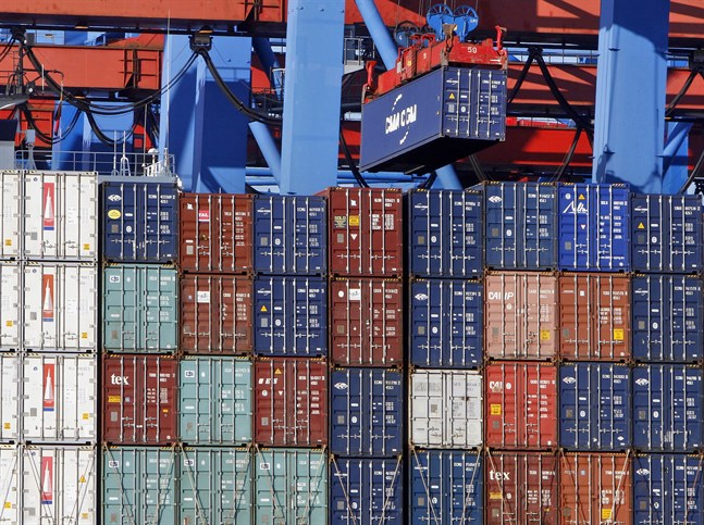 Containrar staplade i den viktiga hamnen i Hamburg. Arkivbild.
