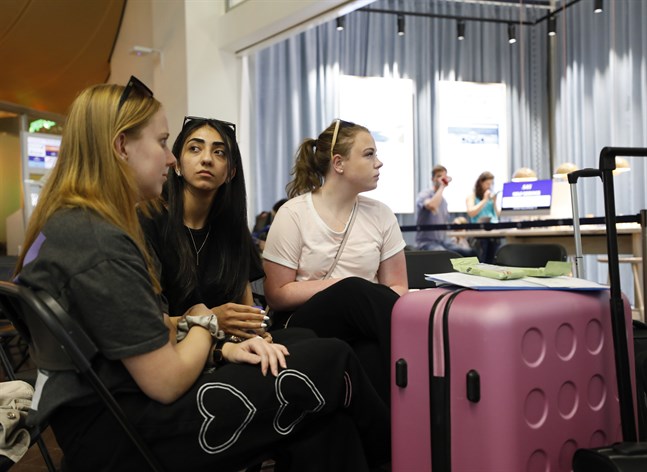 Ellen Friberg, Midia ismail och Thelma Thörnblom skulle ha flugit till Kreta under eftermiddagen, men SAS-pilotstrejk grusade de planerna.