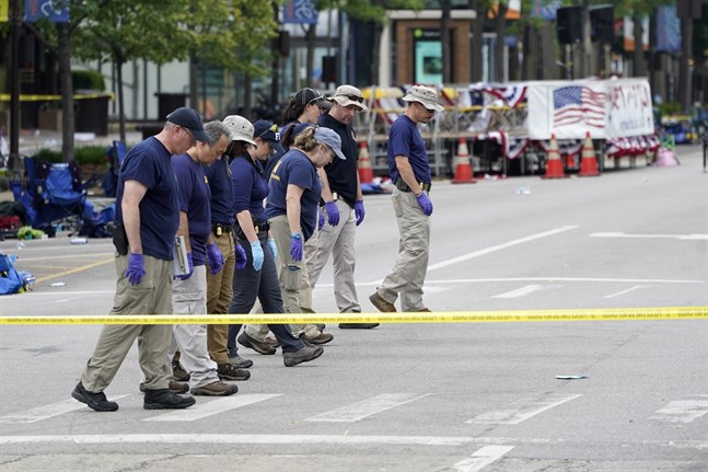FBI söker brottsplatsen där minst sex människor dödades under måndagens nationaldagsfirande i USA.