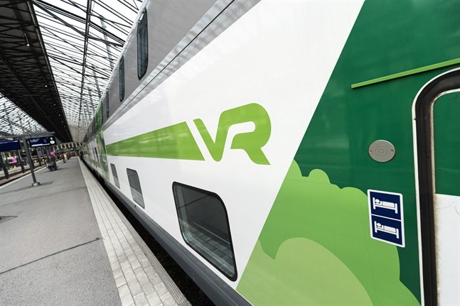 Förutom kompensation till missnöjda tågresenärer ska VR också betala för ersättande busstransport och övertid till personalen.