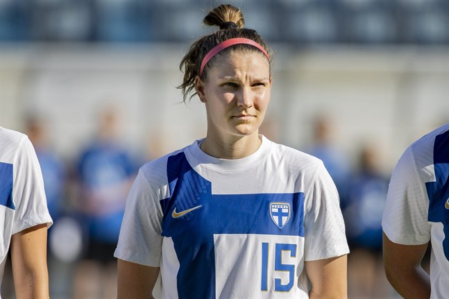 Natalia Kuikka, som till vardags spelar med Portland Thorns, reste inte med resten av landslaget till England på måndagen.