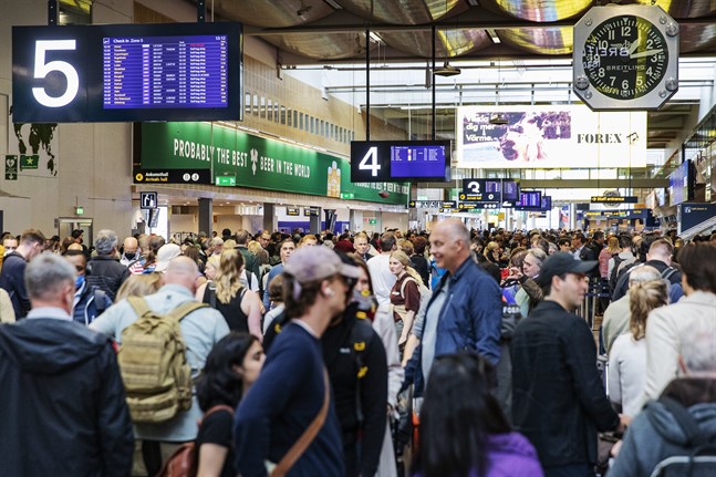Köande flygresenärer på Arlanda i början av sommaren. Arkivbild.