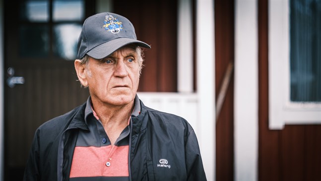 Rainer Holm flyttade bort från byn för att studera. När han besöker sin hemgård känner han en inre frid.