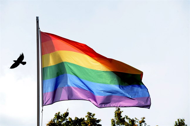 Att prideflagga en gång i året räcker inte.