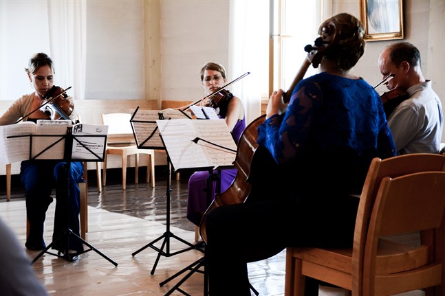 På bilden Sophia Torrenga, Maija Reinikainen, Francis Saunders och Esther Torrenga som uppträdde på Kaskö musiksommar 2014.