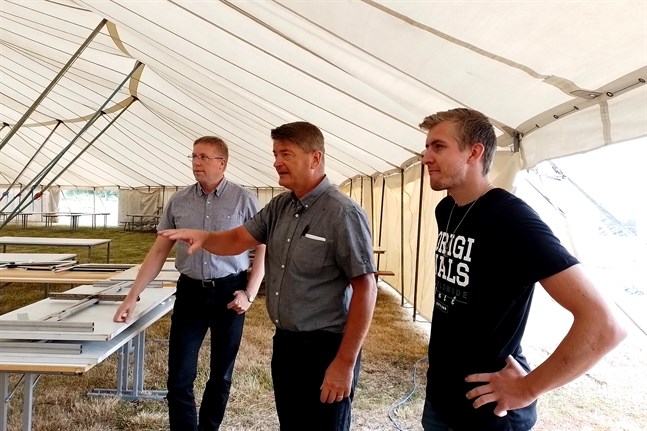 Tomas Gäddnäs, Håkan Snellman och Robin Heikkilä i tältet som kommer agera matsal de kommande fyra dagarna.