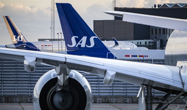 SAS långdistansflygplan står parkerade på Kastrups flygplats på måndagskvällen efter det att piloterna gått ut i strejk.