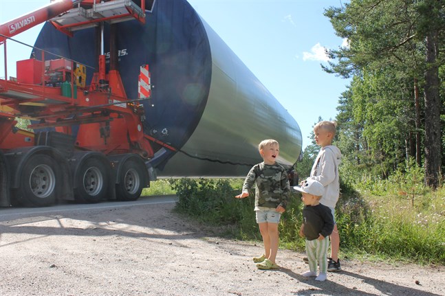 Nu har Noel Lindström, 5, Colin Lindström, 7, och Nicolas Lindström, 1, något att titta på hela sommaren när specialtransporter till Norrskogens vindkraftspark åker förbi deras gård.
