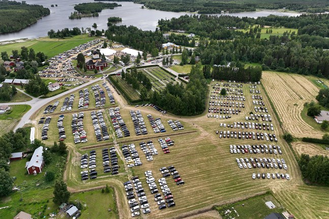 Parkeringsvakterna hade fullt upp när LFF arrangerade sommarmöte i Larsmo.