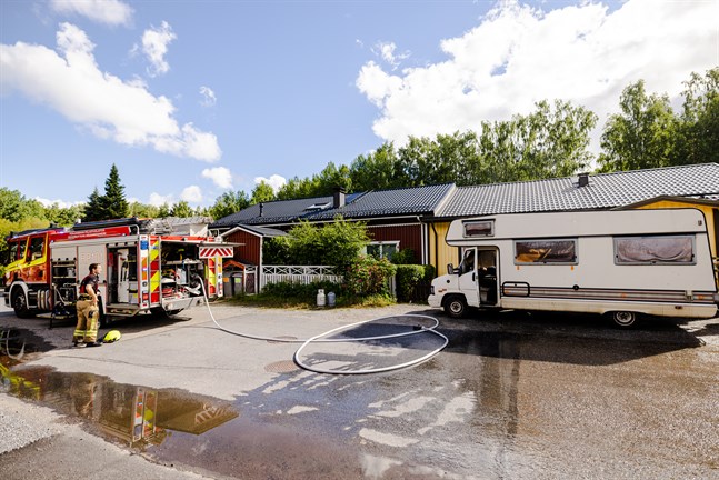 Husbilen totalförstördes i branden, men de närliggande bostadshusen klarade sig undan lågorna.