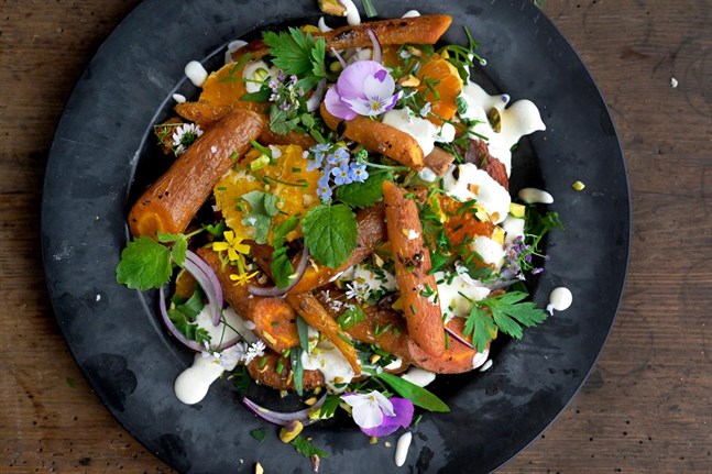 Sommarens godaste sallad med rostade morötter, apelsin och pistasch.