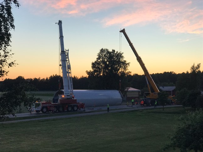 Bilden är tagen av Maria Jåfs från deras gård. – Det var häftigt att se dem lyfta 90 ton, säger hon.
