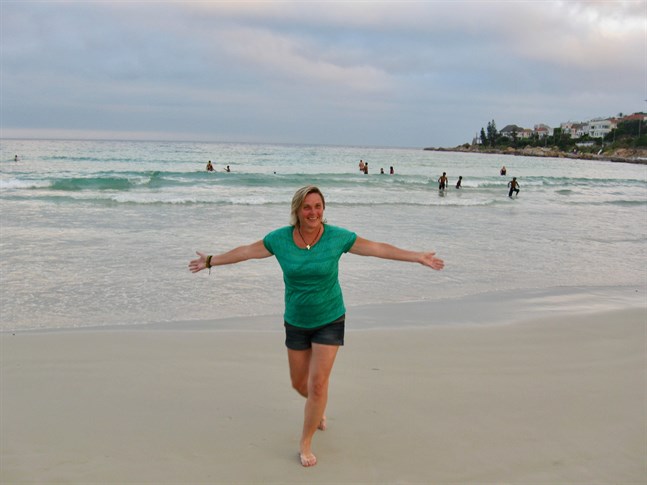 Lena Johansson, född i Vörå, vill hjälpa folk att turista på ett hållbart sätt. I fjol startade hon företaget Kidu Travels. Här är hon i Kapstaden i Sydafrika 2014.