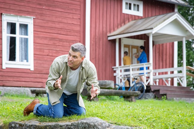 Anders Österberg är den vuxne Matti och berättaren.