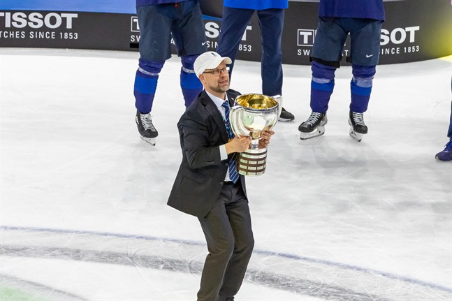 Finland besegrade Kanada i VM-finalen i Tammerfors i slutet av maj med 4–3 efter förlängning. I slutet av juli är assisterande tränare Mikko Manner – och segerpokalen – med på ett välgörenhetsevenemang i Vasa.