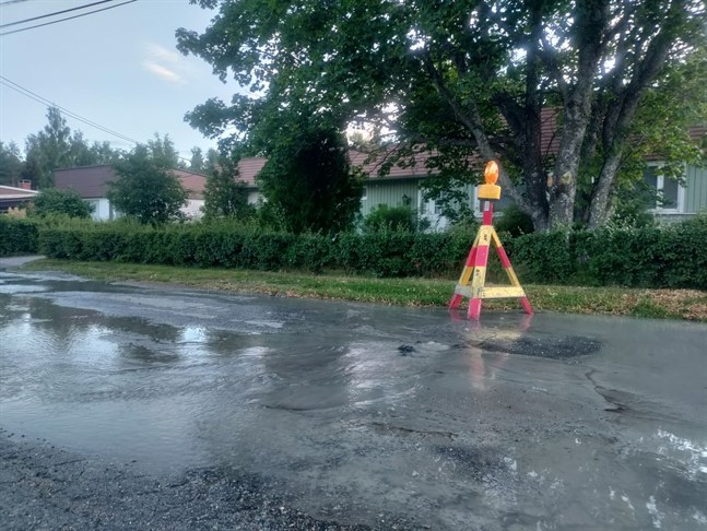 Ett vattenläckage inträffade under fredagskvällen på Kyrkvärdsvägen i Jakobstad.