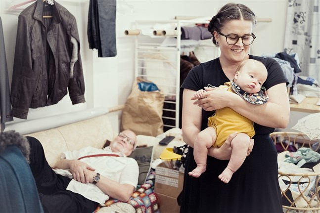 Lars-Johan Enlund tar gärna en tupplur med barnbarnet Alice nu som då.
För Jennifer Enlund har det varit viktigt att kunna ge över ansvaret för Alice. Hennes partner jobbar på annan ort veckovis, och då blir det lätt långtråkigt att vara hemma utan att ha något att pyssla med. Vid jobbet på Larsmo ullförädling har hon händerna fulla, och hjälp med skötseln av lilla Alice.