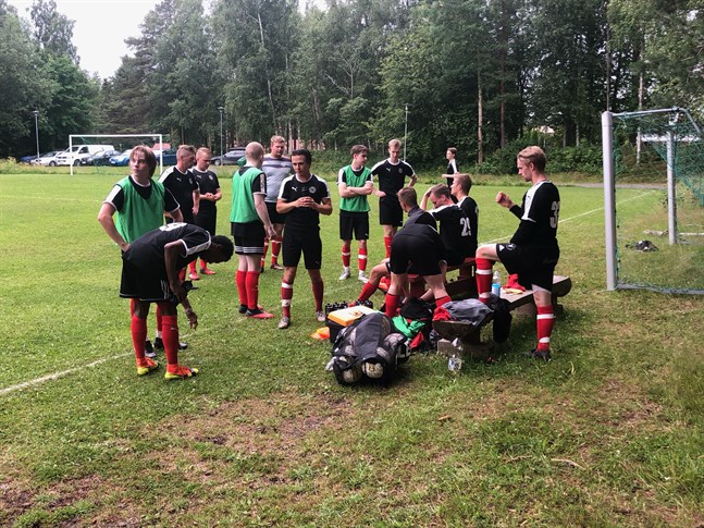 LBK II säkrade seriesegern på söndagen. Här laget på paus i Såka. Längst till höger tvåmålsskytten Fredrik Fagerholm.