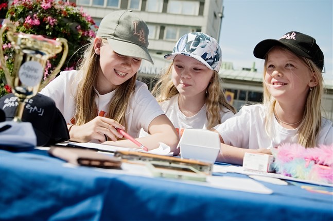 Det här är tredje gången Lumi, Miranda och Clara ordnar en tävling för käpphästar.