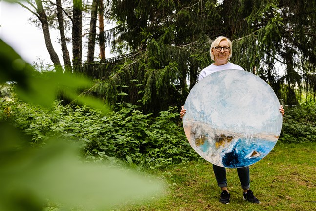 Martina Uthardts målningar hittar sina vägar ut i världen. Men på baksidan av varje tavla står det förutom hennes namn också "Malax, Finland".