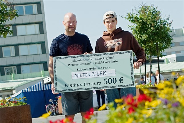 Fredrik Norrena delade årets stipendium från Jakobstadsnejdens ishockeyfond till Milton Björk från Jakobstad.