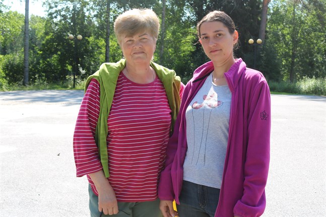 Lydia Maibozoda kommer ursprungligen från staden Charkiv och Irina Lobova från staden Mykolajiv. I Kristinestad bor de i bostäder som Röda Korsets ordnat.