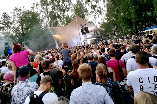 Så här såg det ut år 2018 då Tungevaag & Raaban spelade i skolparken under Jakobs dagar. I år finns det inte något lika stort dragplåster på programmet, men likväl händer det en hel del i helgen, särskilt i Jakobstad.