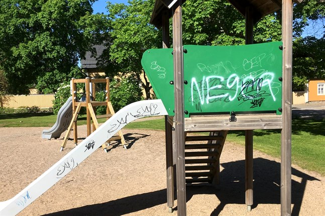 Klottret på Alexanderparkens rutschkana förargade Skatas invånare.