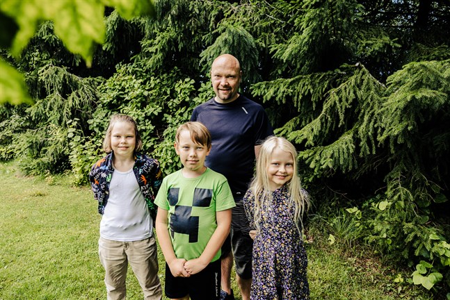 Vasaborna Jasper Sundqvist, 12, Albin Sundell, 10, Thomas Sundell, 42, och Wilda Sundqvist, 9, medverkar i "Mio min Mio" på Korsholms teater.