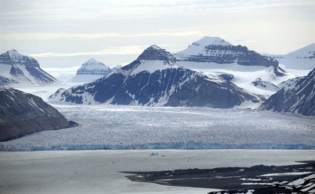 Glaciär i Kings Bay på Svalbard. Sextio procent av ögruppen täcks av glaciärer. Många har markant minskat i storlek de senaste åren till följd av den globala uppvärmningen.