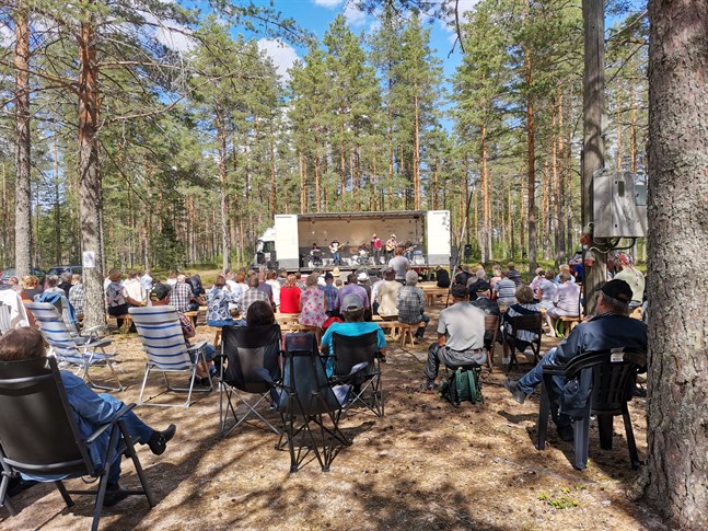 Perfekt väder. Sol och vindstilla vid Emet folkpark dit drygt tvåhundra personer har sökt sig.