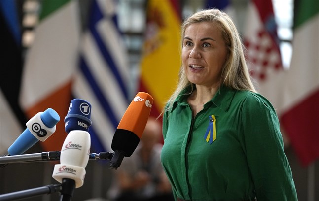 Energikommissionär Kadri Simson, tidigare minister i Estland, på väg in till mötet.