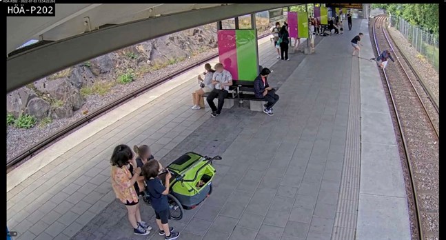 Filmen från övervakningskameran används som bevismaterial. Det fanns även flera ögonvittnen till händelsen när kvinnan knuffar ner mannen på spåret.