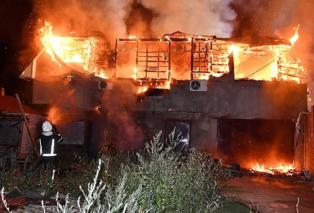 Ett bostadshus i Mykolajiv står i lågor efter att ha utsatts för rysk artillerield.