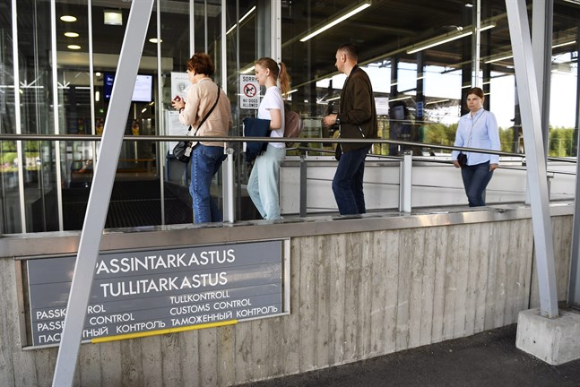 Resenärer vid gränsstationen i Vaalimaa i början av juli.