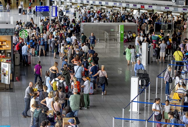 Köerna ringlar på flygplatsen i Frankfurt inför onsdagens strejk mot Lufthansa. Arkivbild.