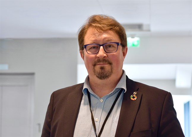 Institutets direktör Mika Salminen säger att var och en själv ska bedöma vilket coronabeteende som känns bäst, och dessutom minnas att respektera andras val.