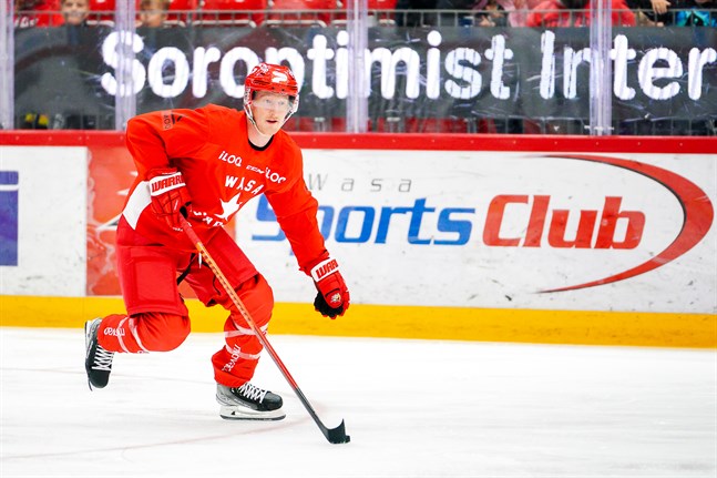Simon Hjalmarsson hann presentera sig inför publiken på Kopparön under Wasa All Stars Hockey Game den 27 juli. Följande gång han spelar på Kopparön blir mot Björklöven 12 augusti – iklädd Sporttröjan.