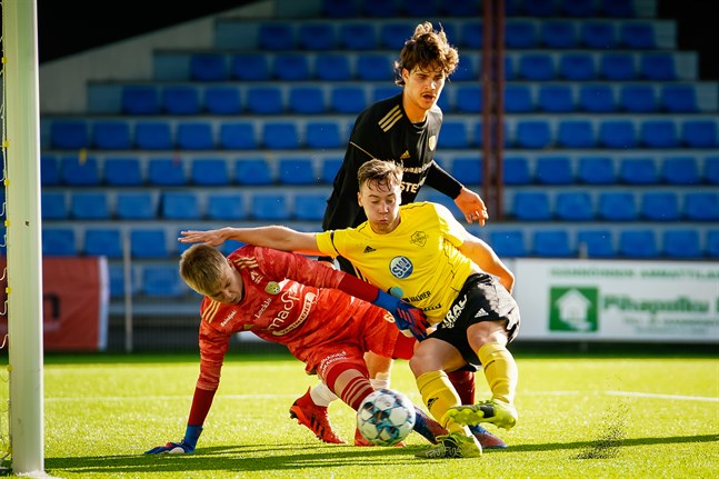 Akseli Lehtimäki satte två bollar mot SJK-j i första halvlek. Här gör mittfältaren 1–0 efter 23 minuters spel.