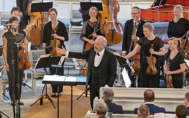 Dmitry Sitkovetsky – dirigent, violinist och något av en Musikfestspelen-legendar – ledde Mellersta Österbottens Kammarorkester under öppningskonserten i Korsholms kyrka.