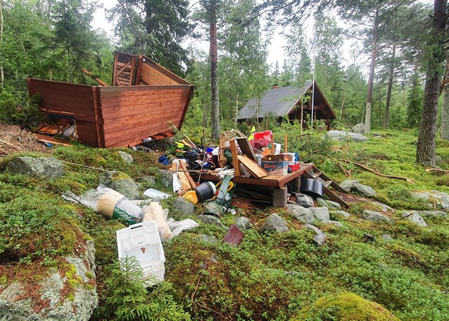Det här var synen som mötte Olli Muurimäki på tisdagskvällen när han kom till sin stuga på Mickelsörarna.
