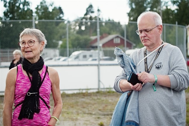 Gun Wiik och Timo Jämsä ser fram emot kvällens konsert. Trots förseningar är humöret på topp.
