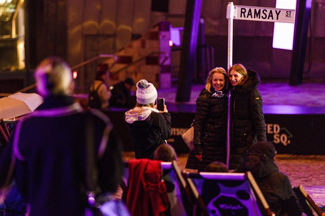I Melbourne anordnades en visning av sista avsnittet av "Grannar" utomhus.