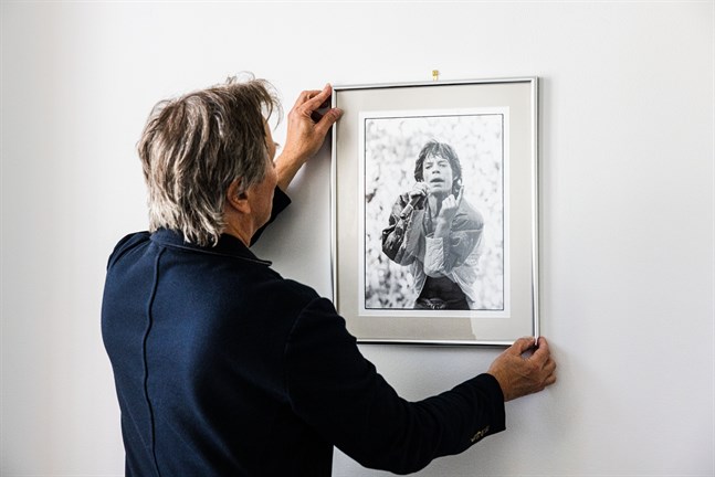 Jan Jacobson hänger upp John Ahlängs bild från 1982.