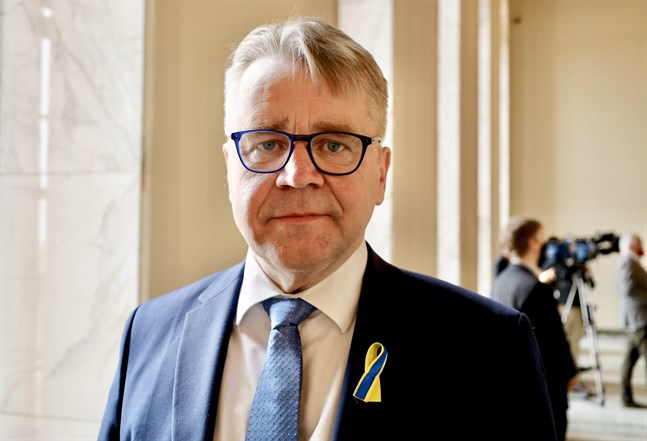 Peter Östman, riksdagsledamot och viceordförande i Kristdemokraternas partistyrelse, säger att KD:s politiska linje inte överensstämmer med Peter Albäcks tidigare ageranden inom politiken.
