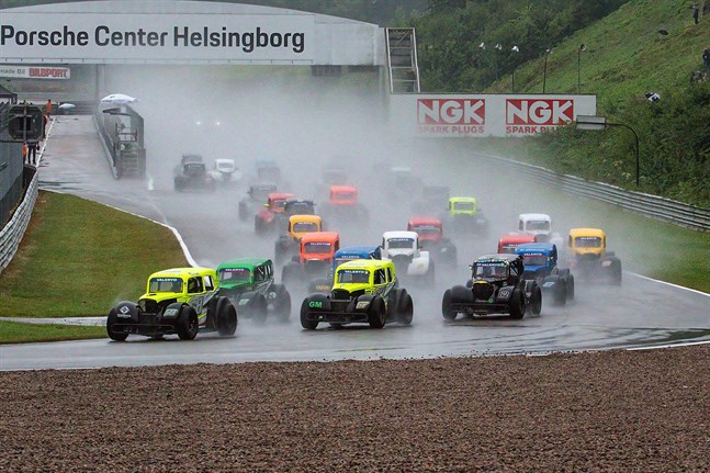 Tommi Nyvall (till höger i svart bil) körde upp sig från startplats elva och slutade tvåa i det första av helgens två race.