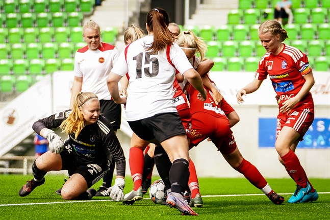 FC Sports målvakt Lotta Rosenström (nummer 32) försöker få tag på en flipperboll efter en hörna.